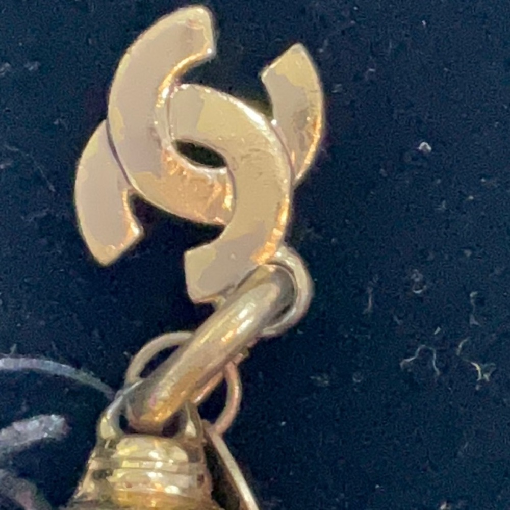 CHANEL Gold Pendant with Iconic CC Logo - Picture 9 of 10